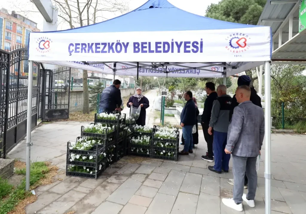 Çerkezköy Belediyesi mezarlıklarda çiçek dağıttı