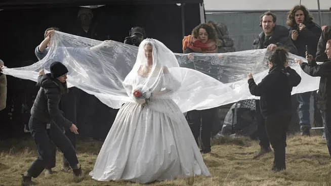 Margot Robbie'nin gelinlikli fotoğrafları sosyal medyada gündem oldu