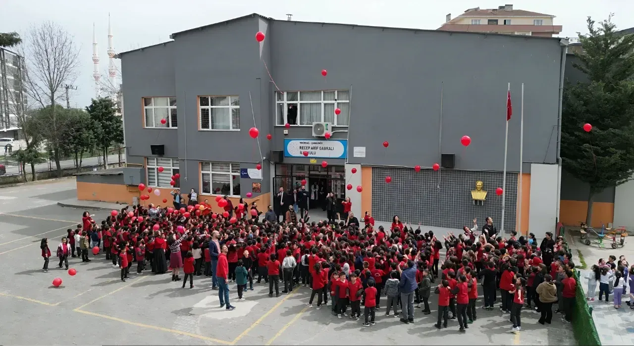 Tekirdağ’da otizm farkındalığı için kırmızı balonlar uçtu