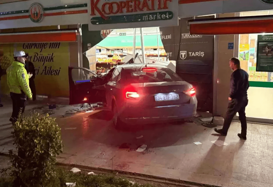 Çerkezköy’de otomobil kaldırıma çıktı: 3 yaralı