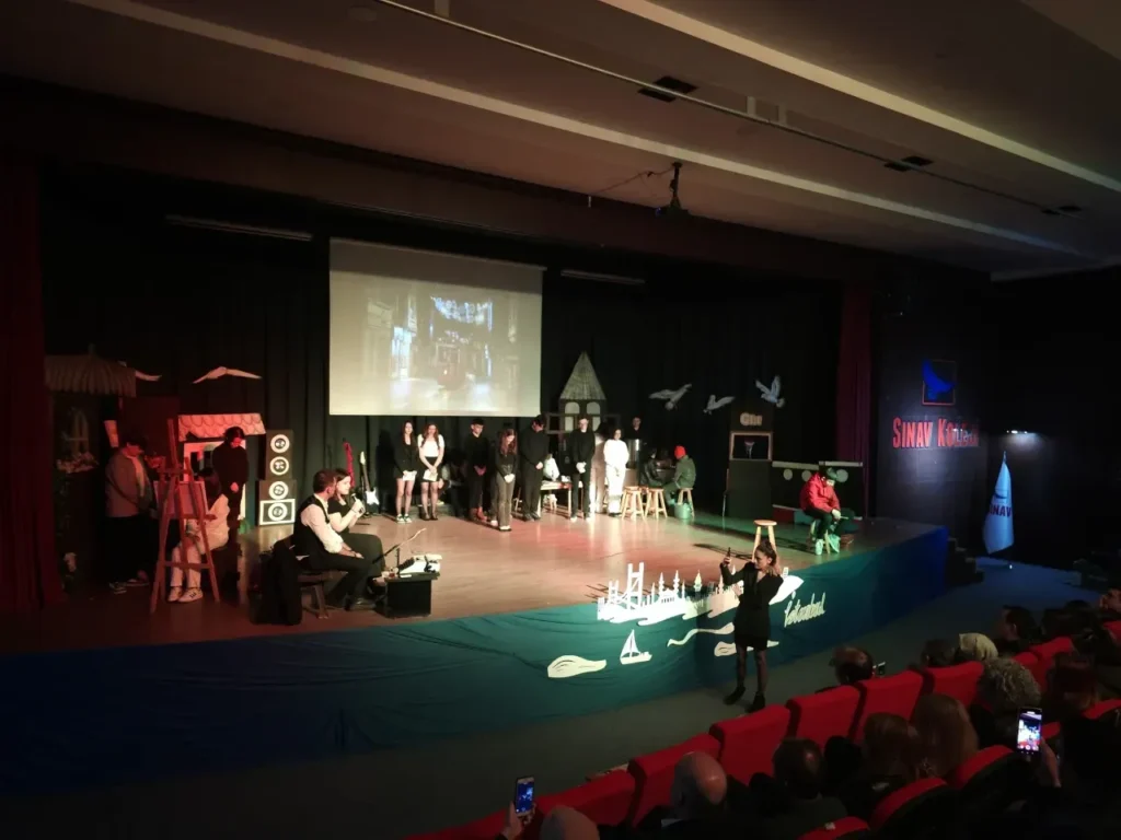 Çerkezköy Sınav Koleji'nde şiir gecesi düzenlendi
