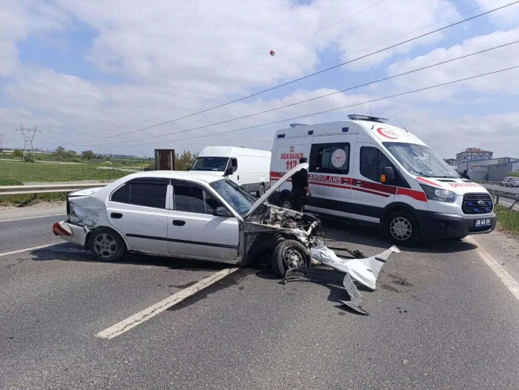 Çerkezköy’de bariyerlere çarpan sürücü yaralandı 7 Çerkezköy Veliköy Mevkii'nde bariyerlere çarpan otomobil ve olay yeri