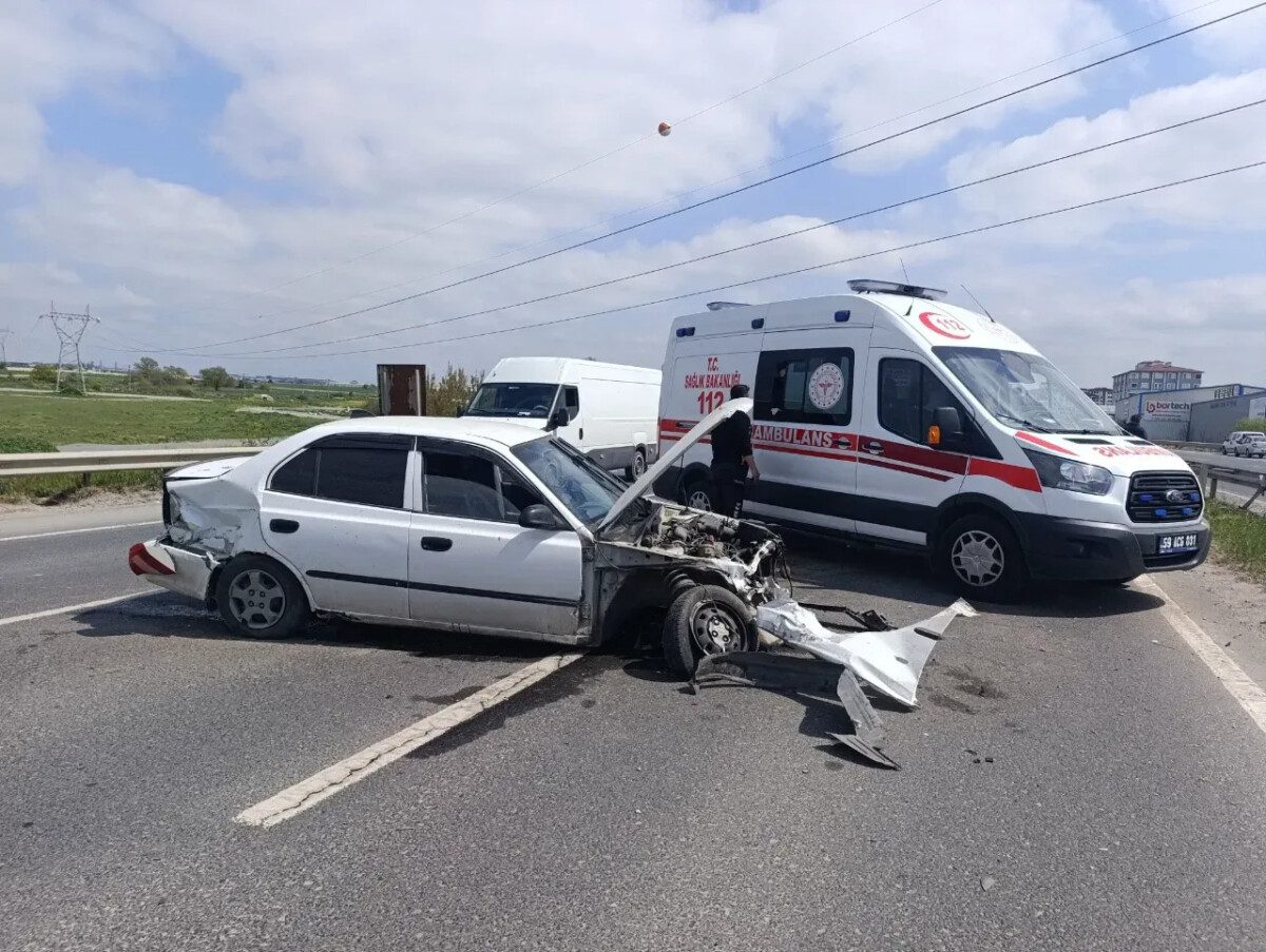 Çerkezköy Veliköy Mevkii'nde bariyerlere çarpan otomobil ve olay yeri