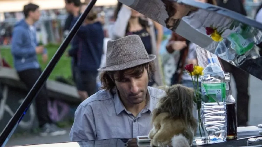 Gezi Parkı'ndan tanınan ünlü piyanist Davide Martello sınır dışı edildi 4 Gezi Parkı'ndan tanınan ünlü piyanist Davide Martello sınır dışı edildi.