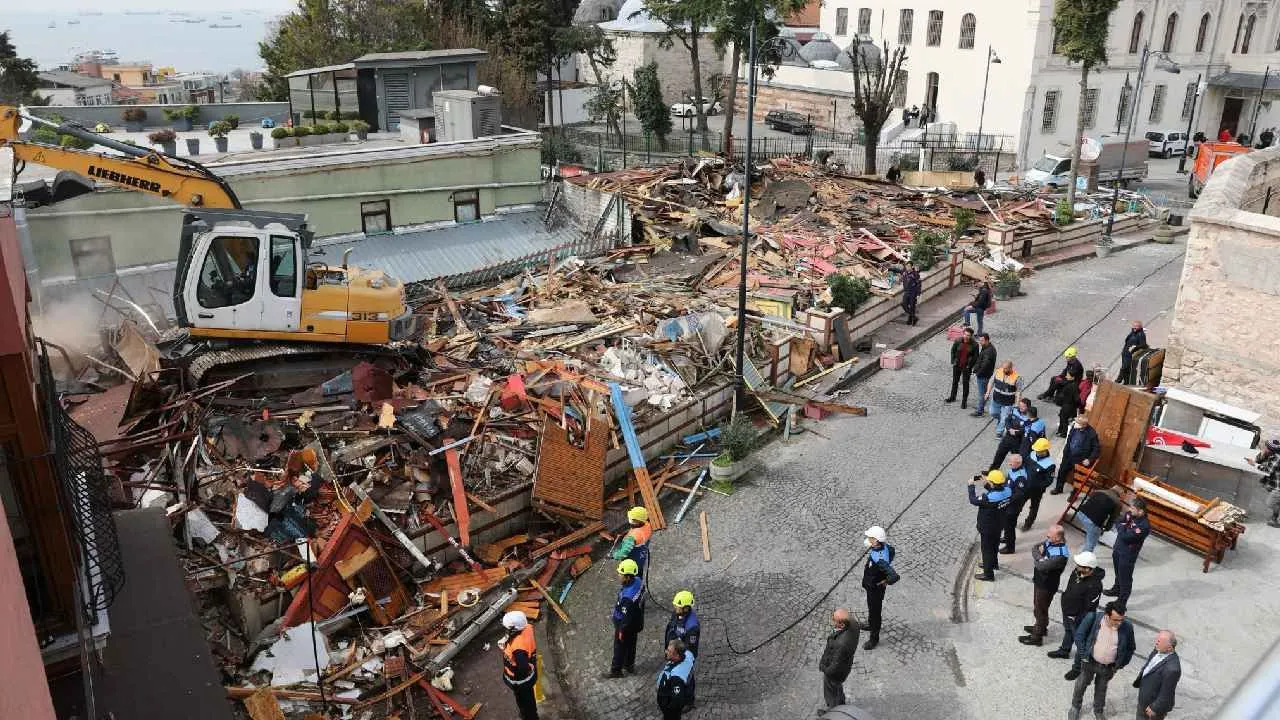 İBB, Sultanahmet'teki kaçak yapıyı yıktı