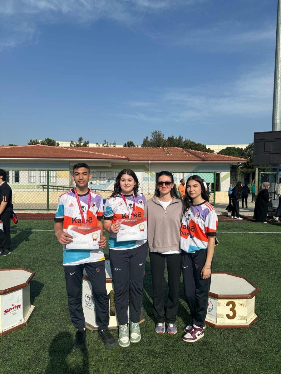 Kapaklı Anadolu Lisesi öğrencilerinin okçuluk müsabakasındaki başarı anı