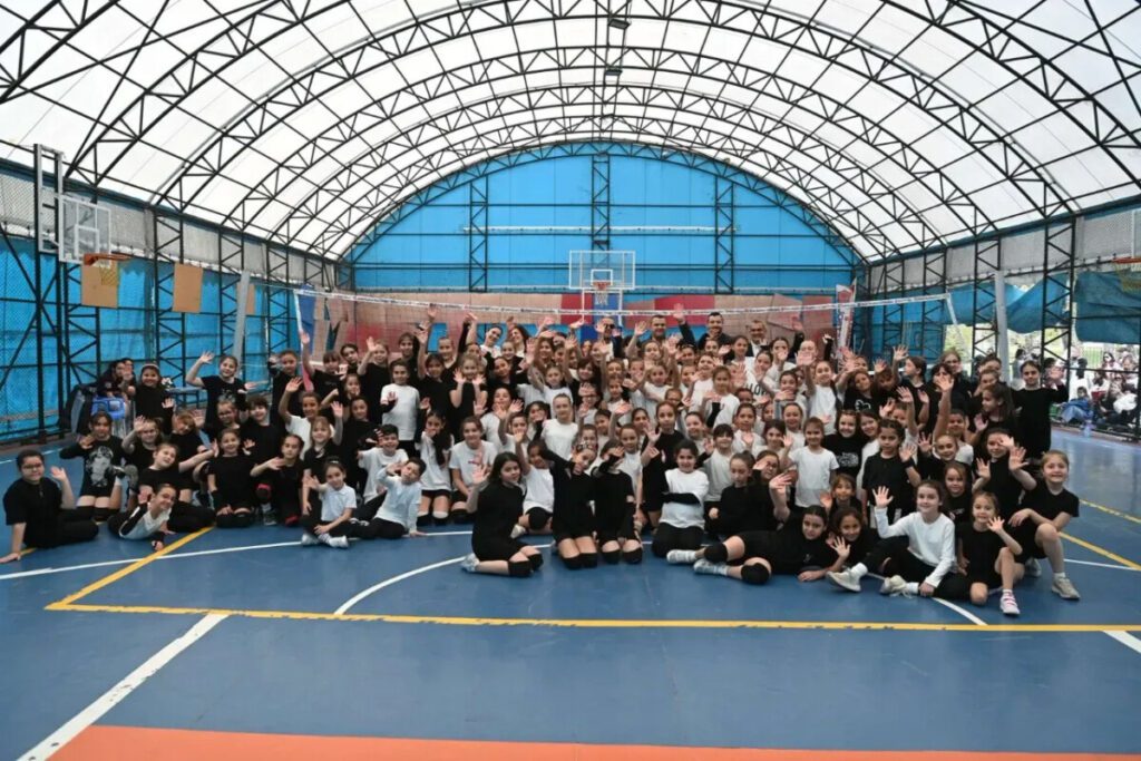 -Süleymanpaşa'da çocuklar 23 Nisan voleybol turnuvasında