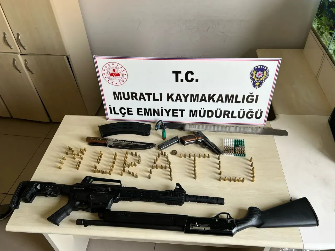 Tekirdağ Muratlı'da yapılan operasyon sırasında ele geçirilen ruhsatsız silahlar ve suç unsurları.