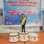 Zekâ Oyunları Tekirdağ İl Birincisi Deniz Koşar başarı sonrası poz veriyor.