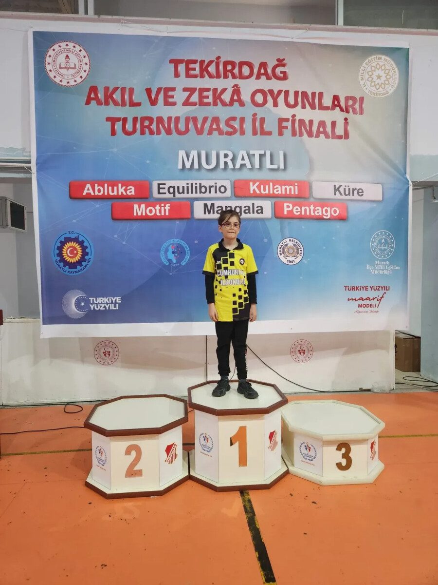 Zekâ Oyunları Tekirdağ İl Birincisi Deniz Koşar başarı sonrası poz veriyor.