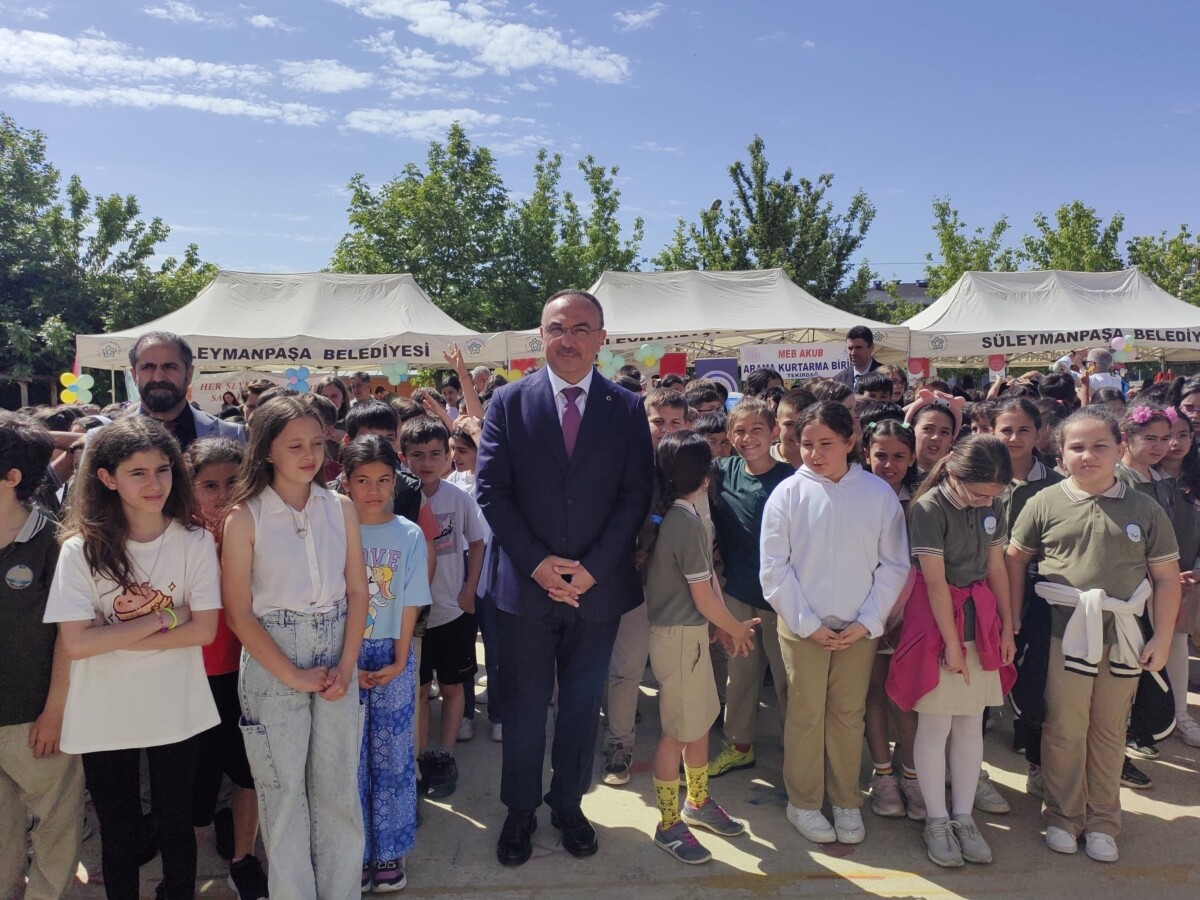 Vali Soytürk’ten öğrencilerle örnek dayanışma