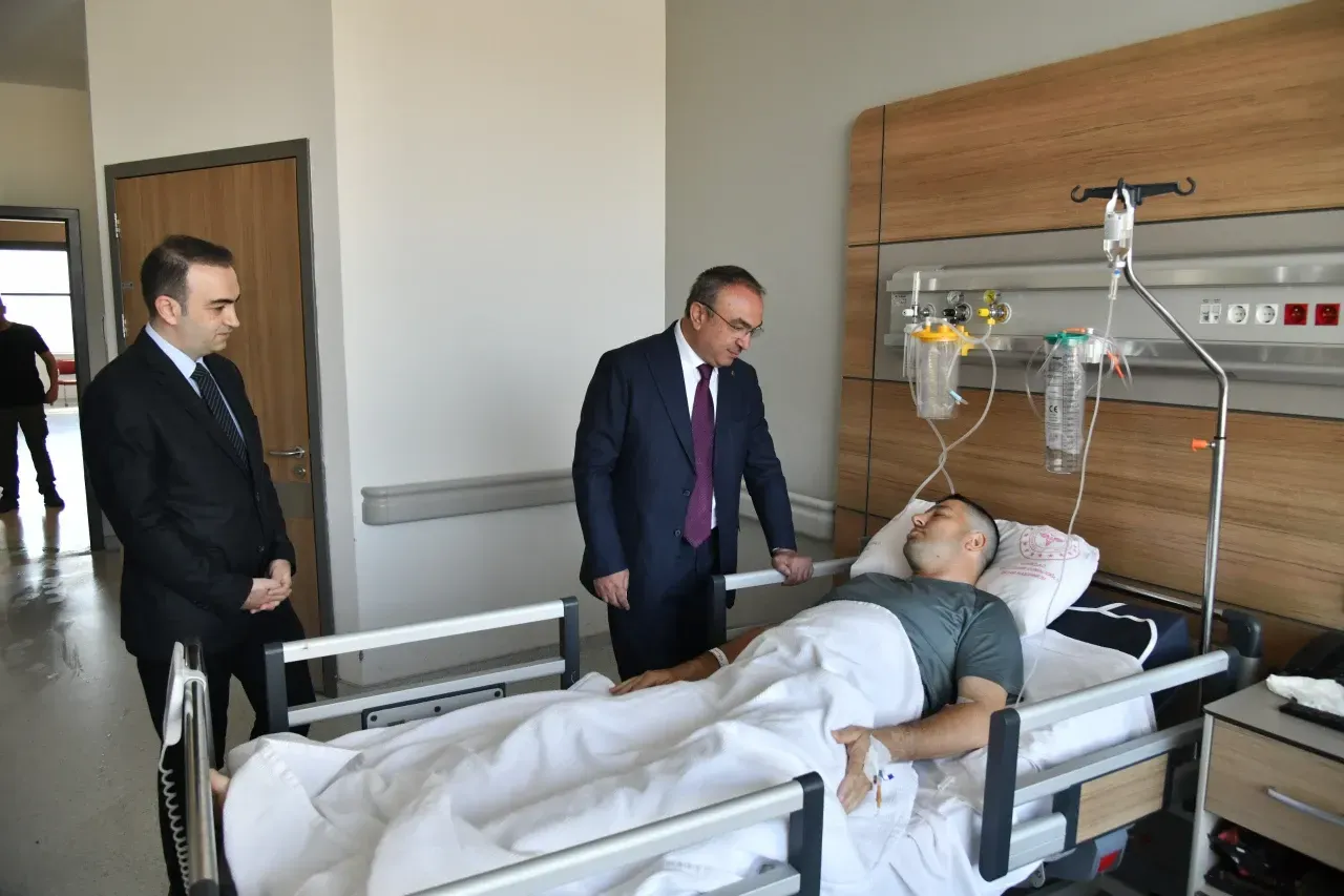 Vali Recep Soytürk, yaralanan polis memurunu hastanede ziyaret etti