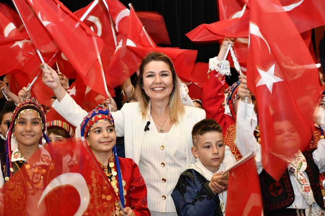 Malkara Belediye Akademisi yıl sonu gösterilerinde sahne alan kursiyerler