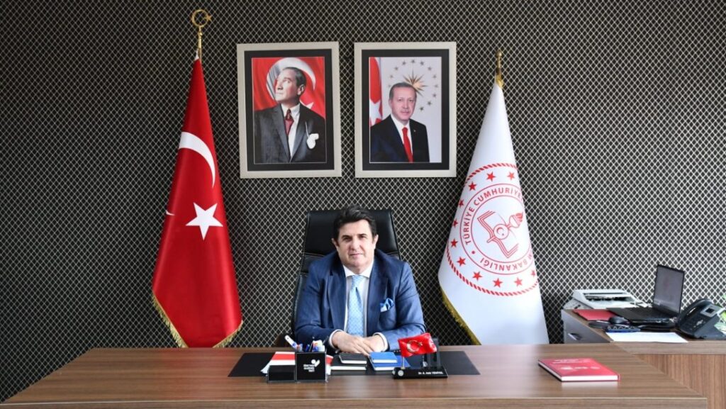 İl Millî Eğitim Müdürü Dr. Abdülaziz Yeniyol’un Kurban Bayramı mesajı sırasında çekilen portre fotoğrafı