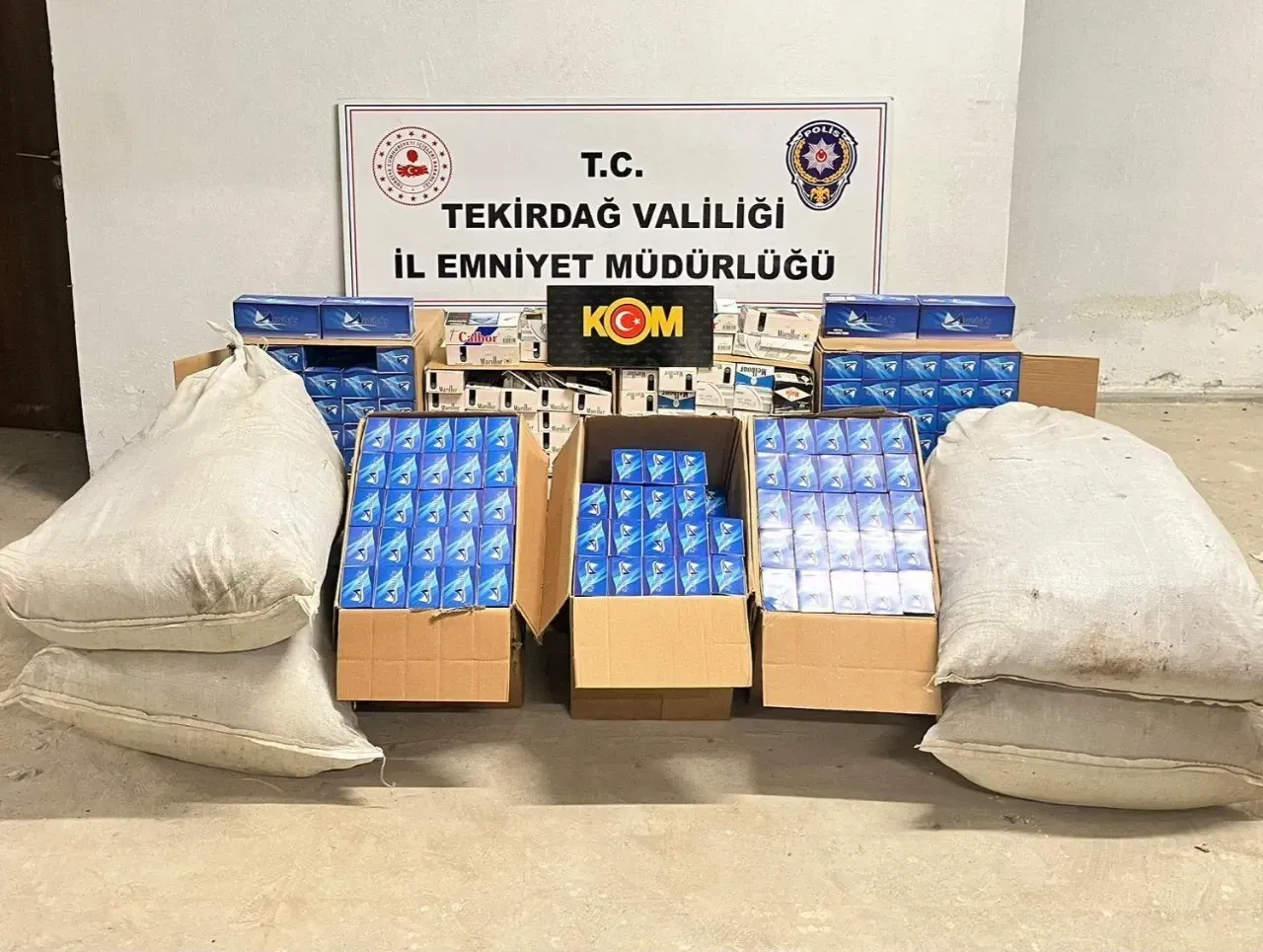 Tekirdağ polisinden kaçak tütün operasyonu 2 Tekirdağ’da polis ekiplerinin kaçak tütün operasyonunda ele geçirilen makaronlar, tütün ve sigara doldurma makineleri.