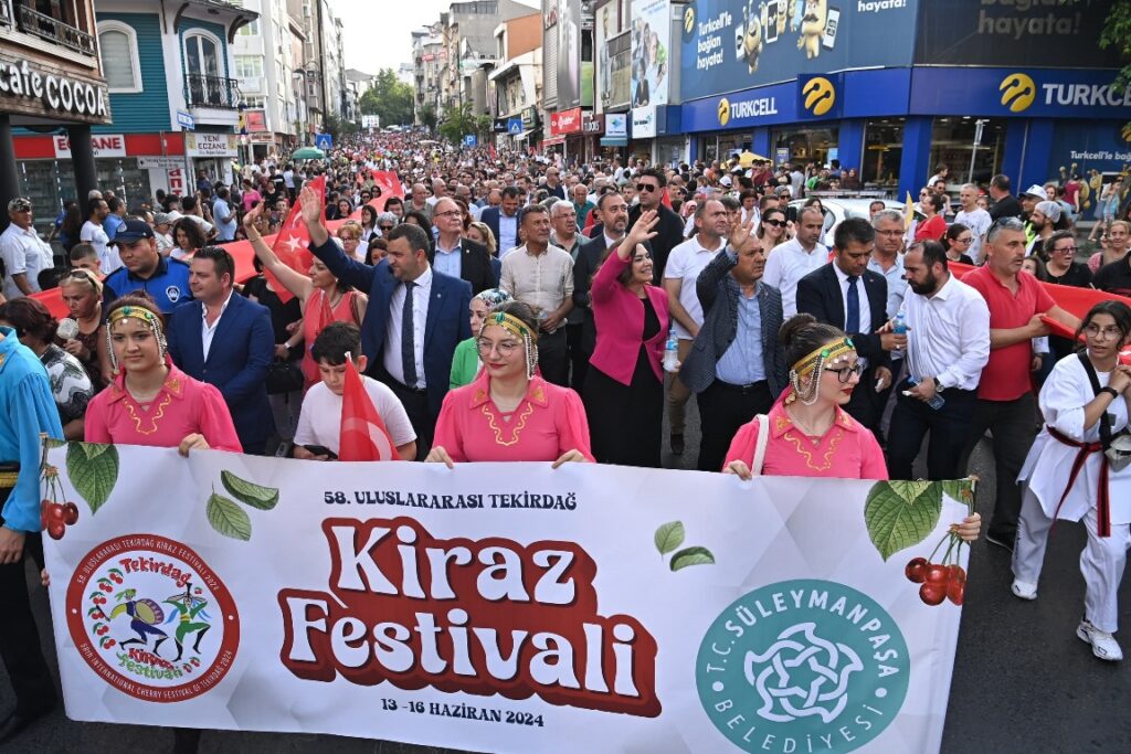 Tekirdağ Kiraz Festivali kortej yürüyüşü sırasında toplanan kalabalık ve Belediye Başkanı Volkan Nallar