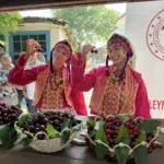 “Ortak kıyafetli esnaflar stantlarda hizmet verirken”