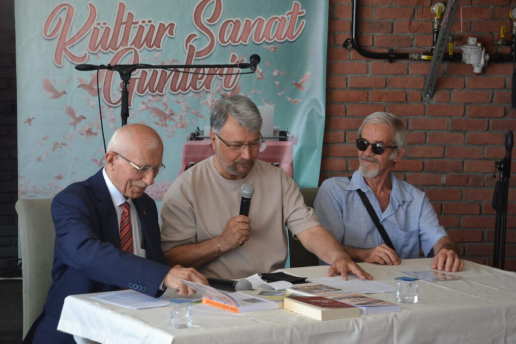 Tekirdağ Kültür Sanat Günleri’nde yazarlar ve şairler imza gününde okurlarıyla buluşurken sahnede şiir dinletisi.