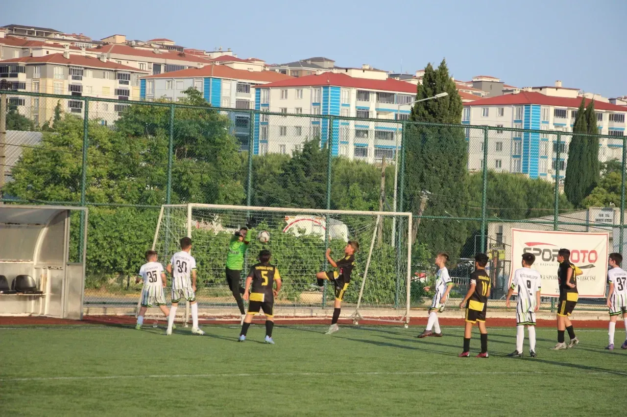 U12 Ligi’nde Büyük Çınarlıspor ile Tekirdağspor’un 2-2 biten mücadelesinden bir kare