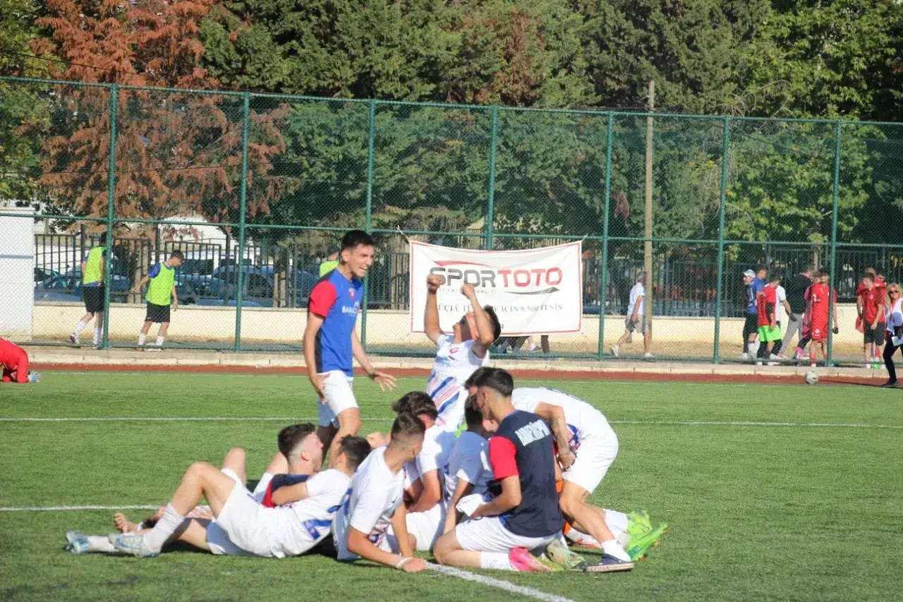 Babaeskispor'un galibiyet sevincini yaşayan futbolcular