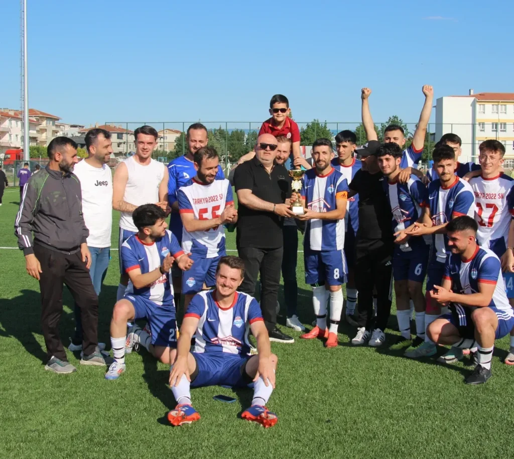 Çorlu Trakya 2022 Spor oyuncuları 1. Amatör Küme'ye yükselme sevincini yaşıyor.