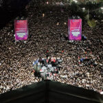 Kiraz Festivali sırasında konser alanında toplanan kalabalık ve süslenen sahil bandı.