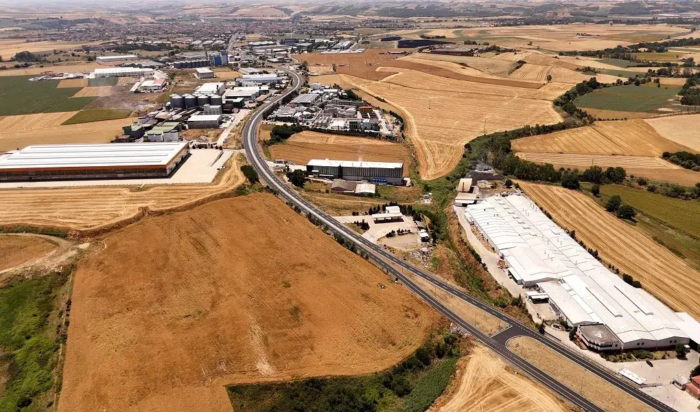 Muratlı Atatürk Caddesi’nde tamamlanan 3.300 metrelik duble yolun sıcak asfalt seriminden bir görüntü
