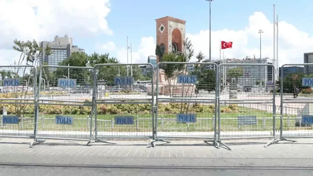 Taksim Meydanı’nda polis barikatları ve kapalı metro girişleri, 29 Haziran 2025
