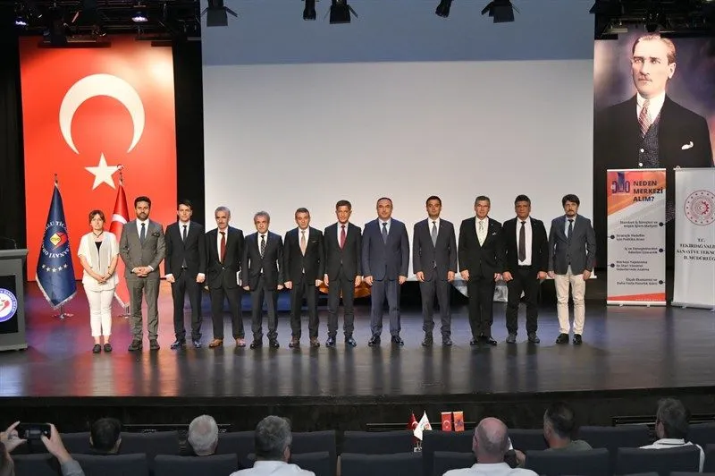Toplantıya katılan protokol üyeleri ve sanayiciler hatıra fotoğrafı çekerken