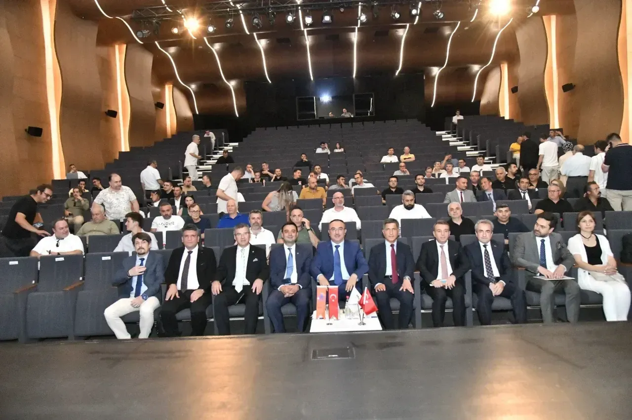 Toplantıya katılan protokol üyeleri ve sanayiciler hatıra fotoğrafı çekerken