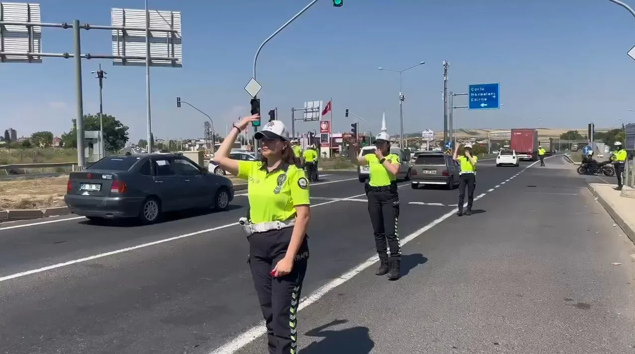 81 ekip, Kurban Bayramı boyunca Tekirdağ yollarında 2 Bayram trafiğinde Tekirdağ Emniyeti’nin yol kontrol noktasında görev yapan trafik ekipleri