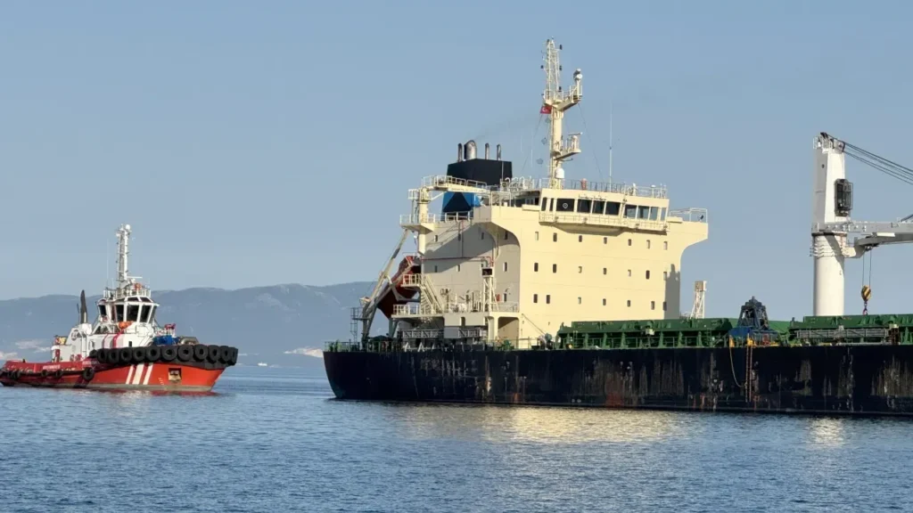 Kıyı Emniyeti römorkörleri tarafından çekilen Angy R gemisi, Tekirdağ açıklarında görüntülendi.