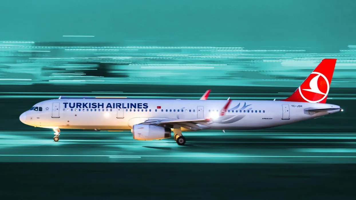 THY’ye ait Boeing 777 tipi yolcu uçağı, hidrolik arıza sonrası Antalya Havalimanı’na slide’larla acil iniş gerçekleştirdi.