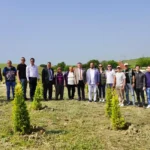 Çorlu’da Öğretmenler Hatıra Ormanı’na fidan dikiliyor, katılımcılar doğaya katkı sunuyor.