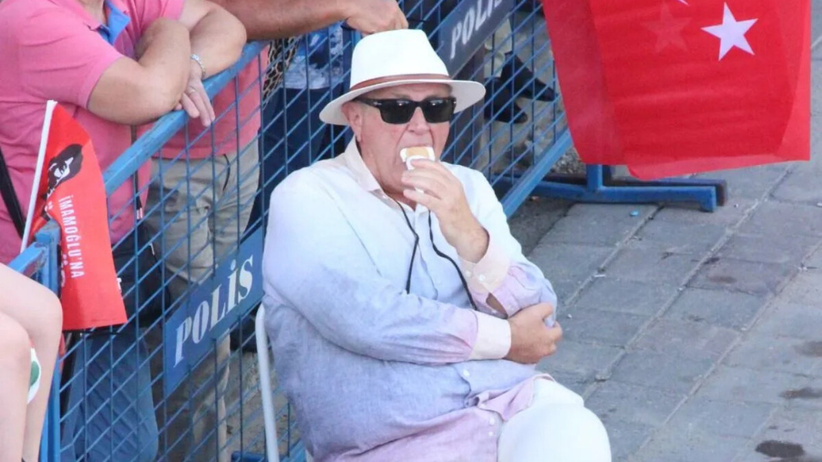 Tuncer Başoğlu, mitingde dondurmasıyla otururken görüntülendi – Tekirdağ CHP mitingi 2025