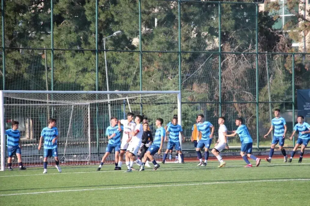 Gazi Mahallesispor - İzmit Gençlerbirliğispor U17 Şampiyonası karşılaşmasından bir an – Tekirdağ 13 Kasım Sahası, 2025