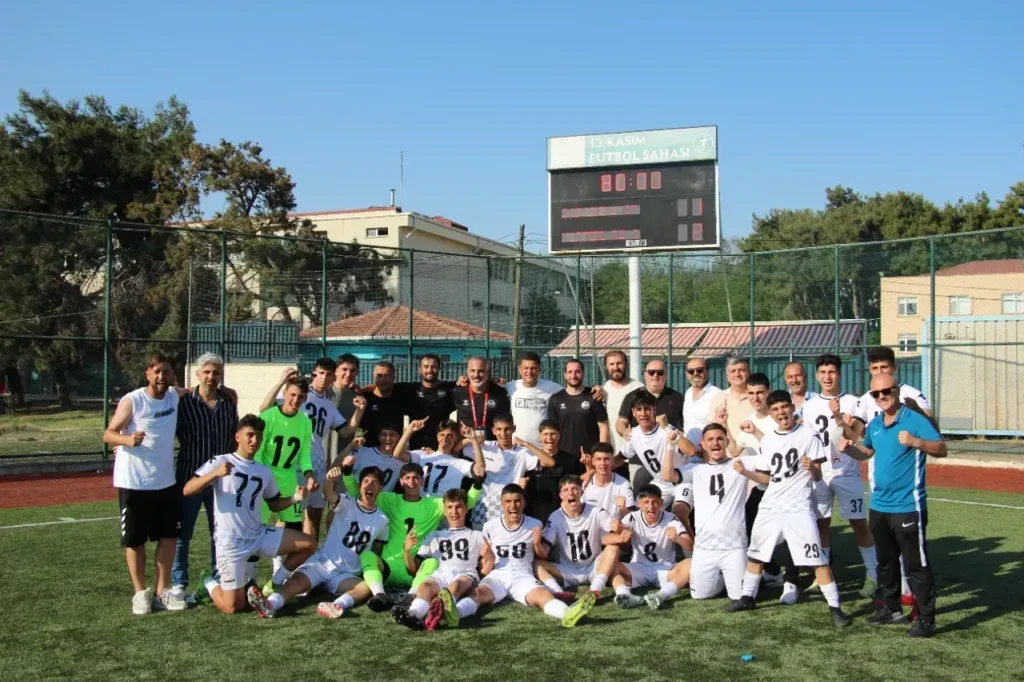 Tekirdağ 13 Kasım Stadı’nda şampiyon olan Körfez Gençlerbirliğisporlu oyuncular kupa sevinci yaşarken görüntülendi.