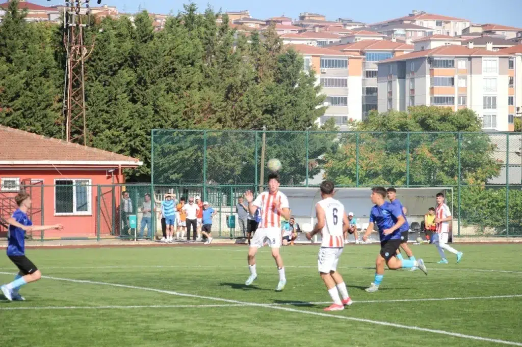 Şükrüpaşaspor ile Kurtköyspor’un U17 Türkiye Şampiyonası 1. kademe karşılaşmasından bir görüntü – 13 Kasım Sahası, Tekirdağ 2025