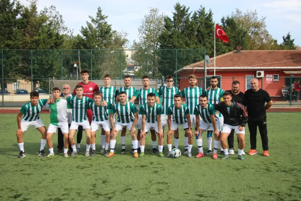 "Akçeşmespor’un farklı yaş gruplarında mücadele eden futbolcuları sezon içinde sahada görüntülenirken."