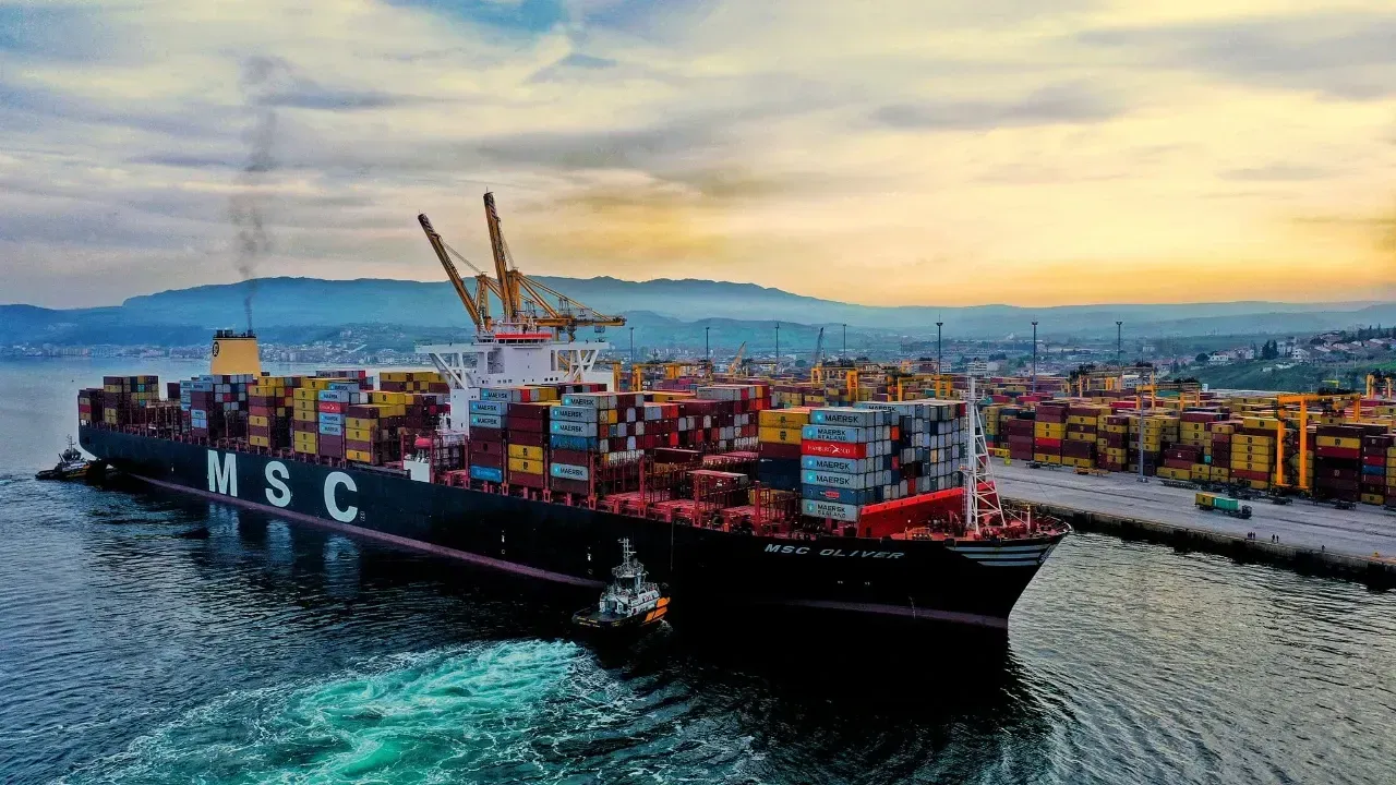 Asyaport Limanı'nda konteyner elleçleme işlemi sırasında çekilen genel görünüm.