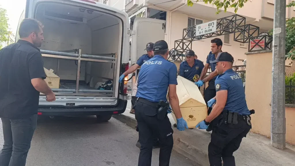 Çerkezköy’de 5. kattan düşen genç yaşamını yitirdi 1 Çerkezköy’de olayın yaşandığı apartmanın önünde toplanan ekipler