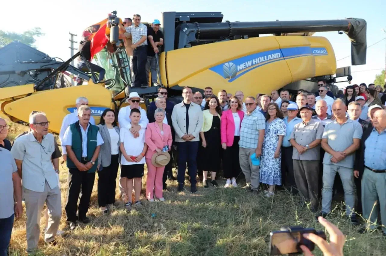 Çerkezmüsellim Hasat Bayramı’nda biçerdöverle ilk buğday hasadını yapan CHP’li Ali Mahir Başarır ve Başkan Candan Yüceer