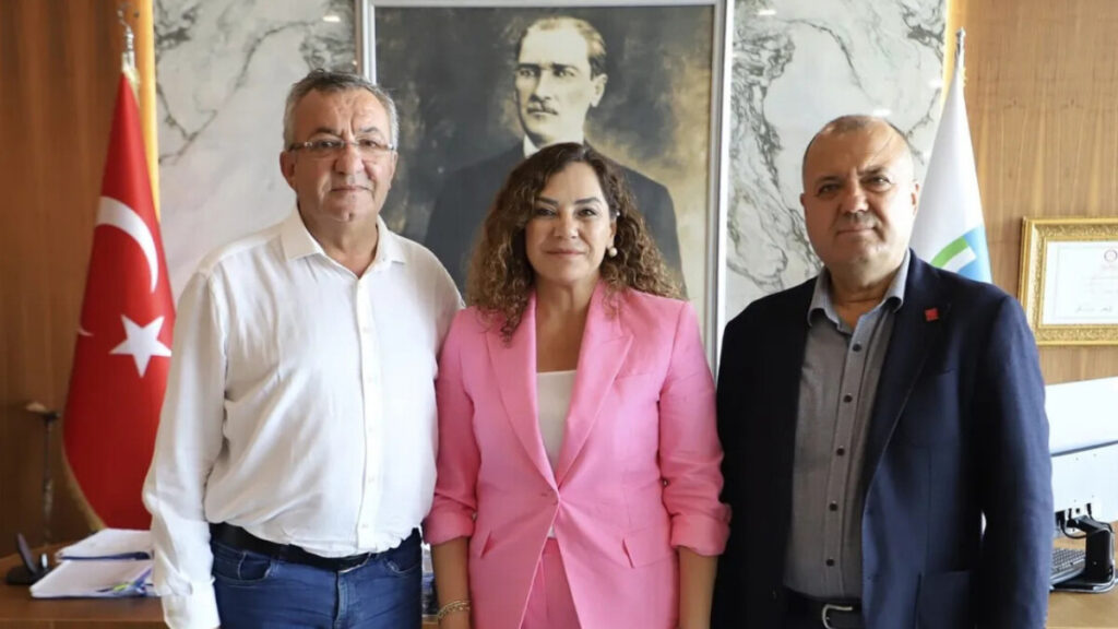 CHP milletvekilleri Engin Altay ve İlhami Özcan Aygun, Tekirdağ Büyükşehir Belediye Başkanı Candan Yüceer ile belediye binasında bir araya geldi.