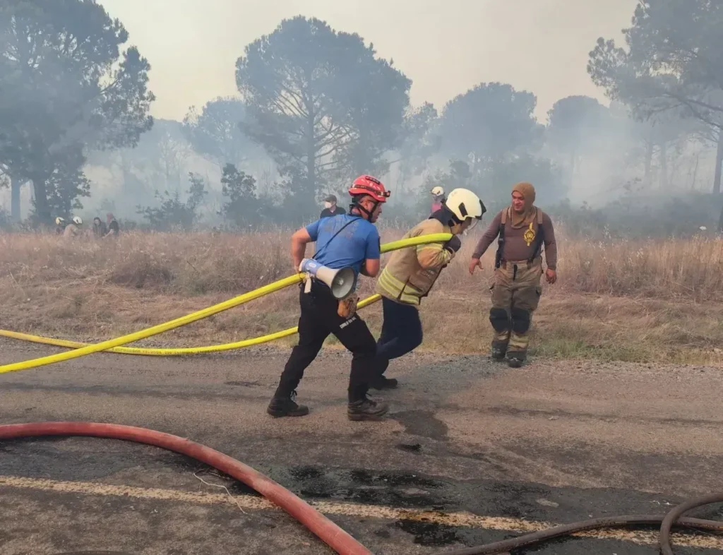 Çorlu Belediyesi yangın bölgesine gönderdiği araçlar ve personelle Silivri’deki orman yangınına destek verdi.