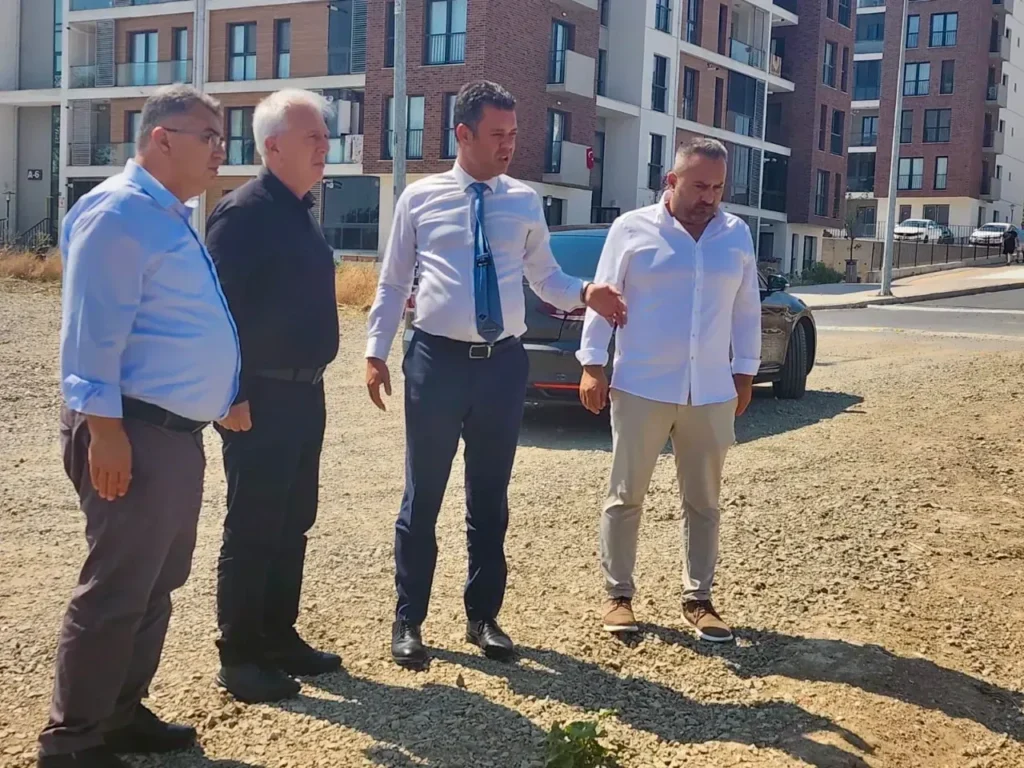 Çorlu Belediye Başkanı Ahmet Sarıkurt, Nusratiye TOKİ bölgesinde vatandaşlarla kokuyla ilgili görüşme yaparken