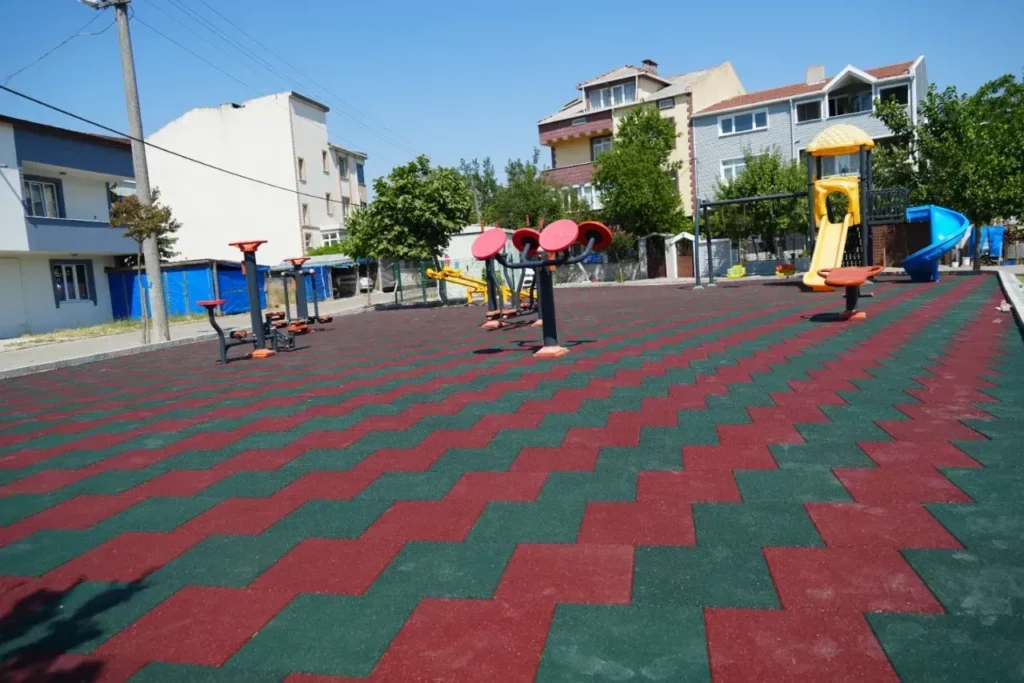 Yenilenen Ergene Cumhuriyet Mahallesi Parkı modern donatılarla hizmete açıldı.