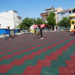 Yenilenen Ergene Cumhuriyet Mahallesi Parkı modern donatılarla hizmete açıldı.