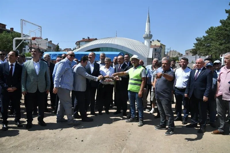 Hayrabolu’da temel atma töreninde butona basan protokol üyeleri ve hayırsever Can Münür Bayındır