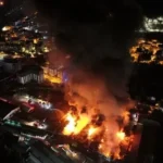 İstanbul Çekmeköy'de sünger fabrikasında çıkan yangına itfaiye ekipleri müdahale ediyor. Alevler ormanlık alana yaklaşırken yoğun duman çevreyi kapladı.