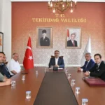 Protokol imza töreninde Tekirdağ Valisi Recep Soytürk ve hayırsever Adem Keçeli’nin birlikte çekilen fotoğrafı.